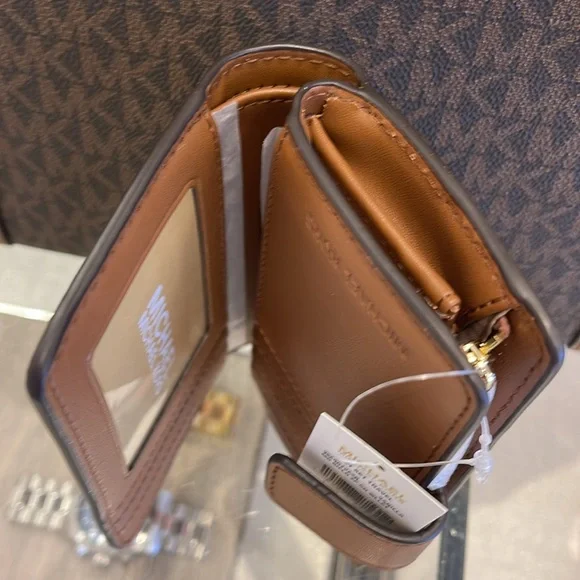 MICHAEL KORS
Medium Signature Logo Wallet
Vanilla
NWT - Picture 9 of 16